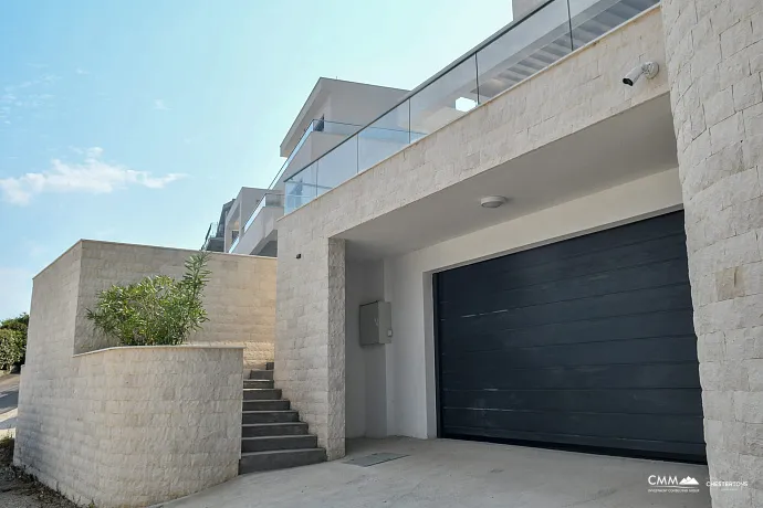 Luxuriöse Neubauvilla mit Panoramablick auf das Meer und die Altstadt von Budva